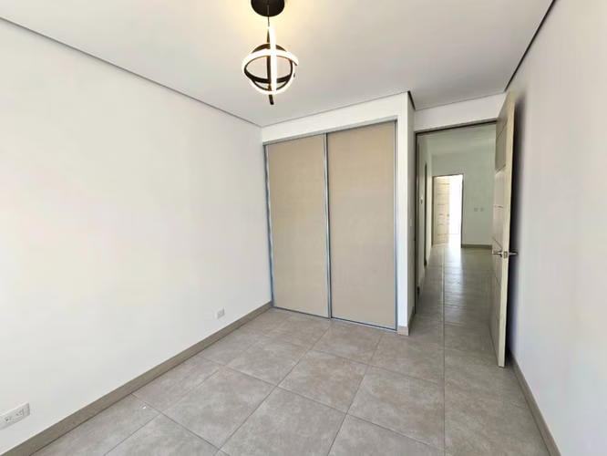 Guachipelín 3-10, hermosa-fina-nueva, L. Blanca, 3 hab, 2.5 baños, sala TV, terraza- patio. - Imagen 12