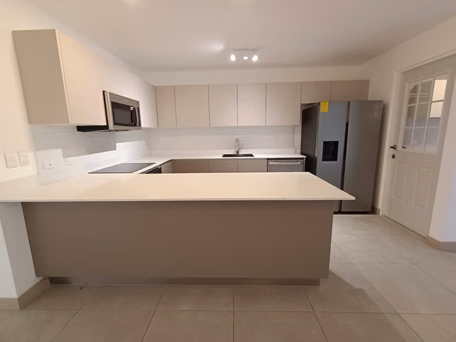 Guachipelín 3-10, hermosa-fina-nueva, L. Blanca, 3 hab, 2.5 baños, sala TV, terraza- patio. - Imagen 2