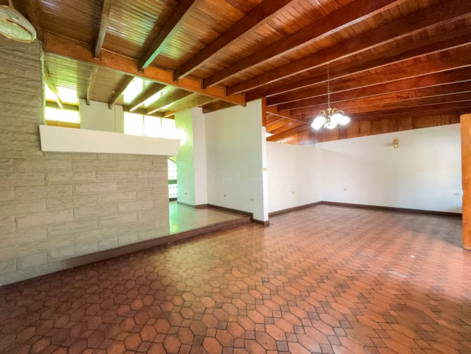 Casa amplia con terraza, jardín privado y 4 parqueos | San Vicente de Moravia - Imagen 5