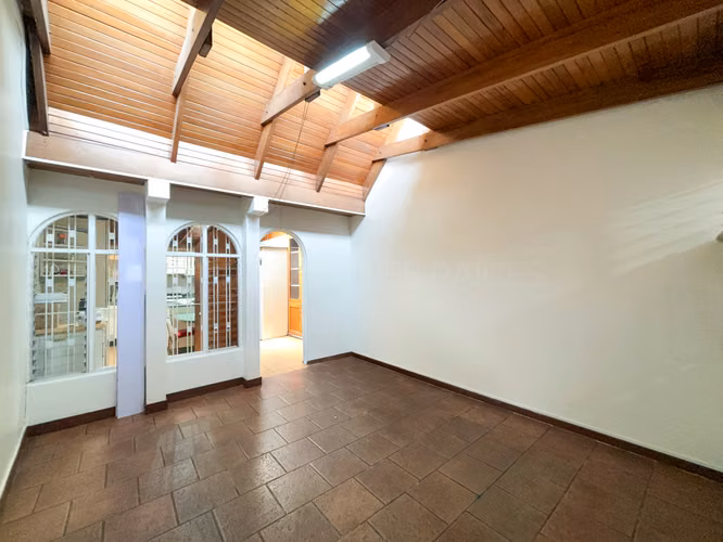 Casa amplia con terraza, jardín privado y 4 parqueos | San Vicente de Moravia - Imagen 18