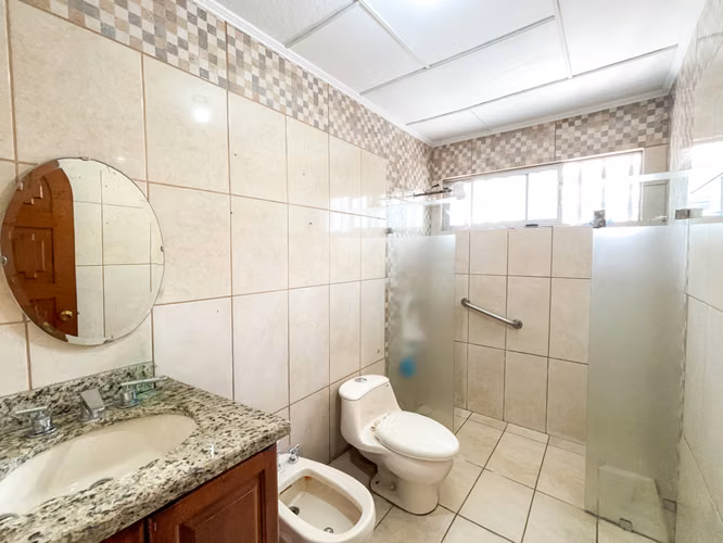 Casa amplia con terraza, jardín privado y 4 parqueos | San Vicente de Moravia - Imagen 14