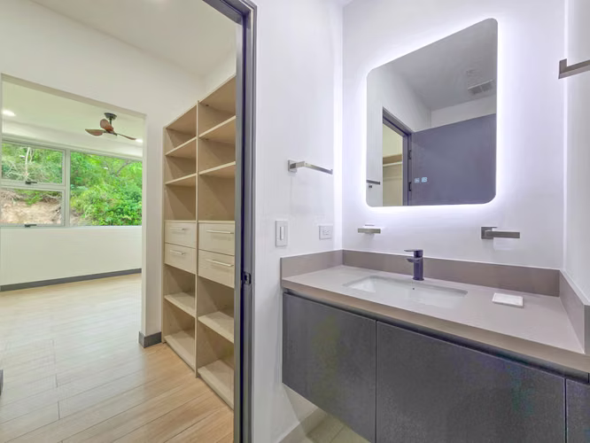 Para estrenar! Lujoso apartamento con jardín y línea blanca en Santa Ana - Imagen 9