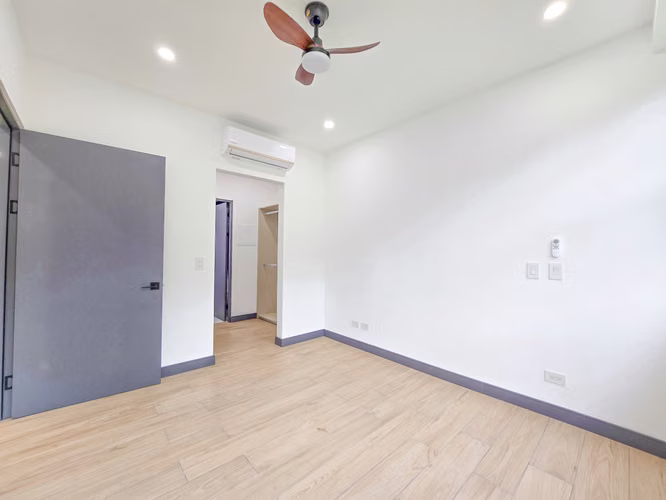 Para estrenar! Lujoso apartamento con jardín y línea blanca en Santa Ana - Imagen 3