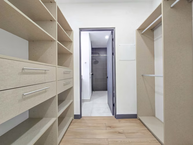 Para estrenar! Lujoso apartamento con jardín y línea blanca en Santa Ana - Imagen 5