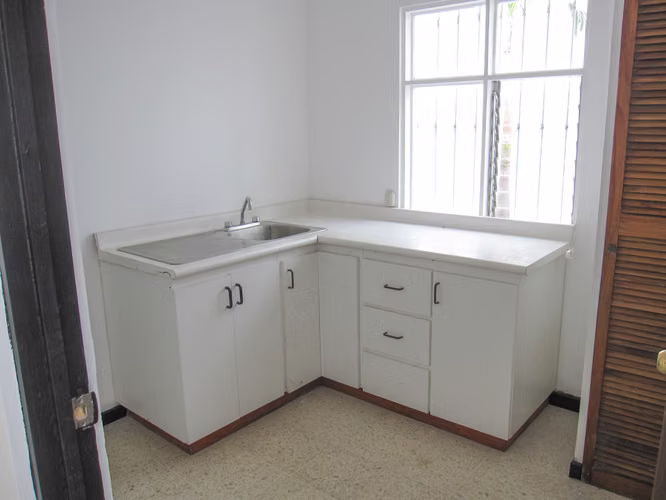 Casa de una planta / uso de suelo comercial / para oficina o comercio en Rohrmoser Pavas - Imagen 11