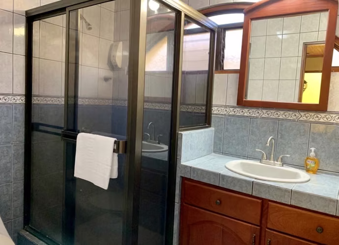 Amplio apartamento totalmente equipado y amueblafo en condominio en Guachipelín de Escazú. - Imagen 11