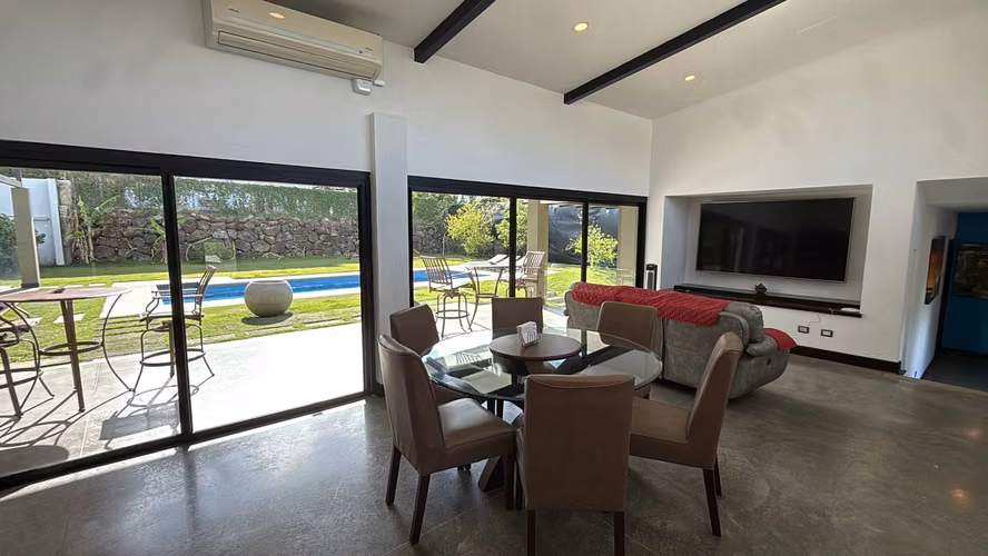 Casa de una planta con piscina en La Guácima - Imagen 13