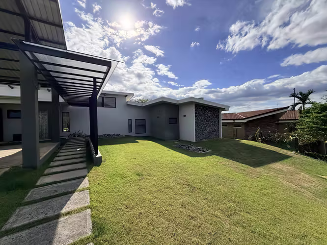 Casa de una planta con piscina en La Guácima - Imagen 7