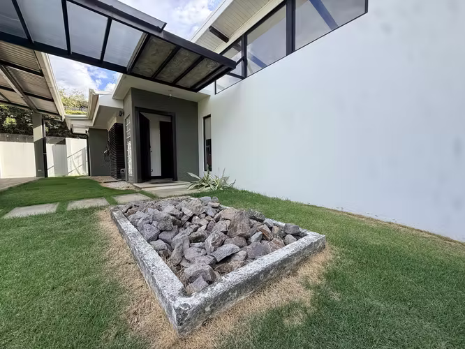 Casa de una planta con piscina en La Guácima - Imagen 9