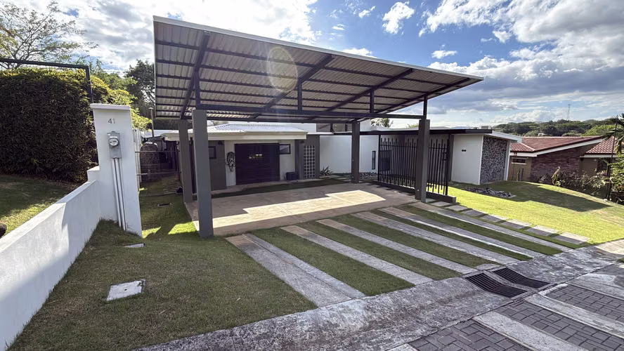 Casa de una planta con piscina en La Guácima - Imagen 12