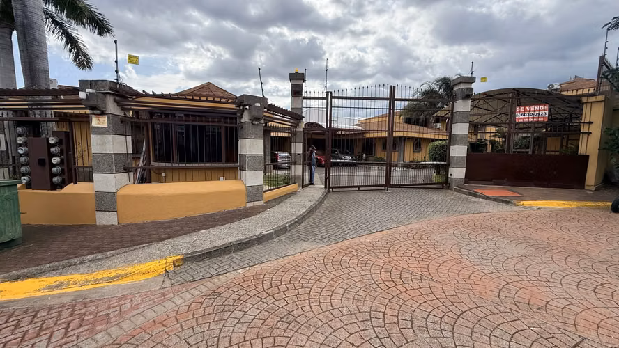 Casa de 3 habitaciones y jardín interior en Real Cariari - Imagen 19