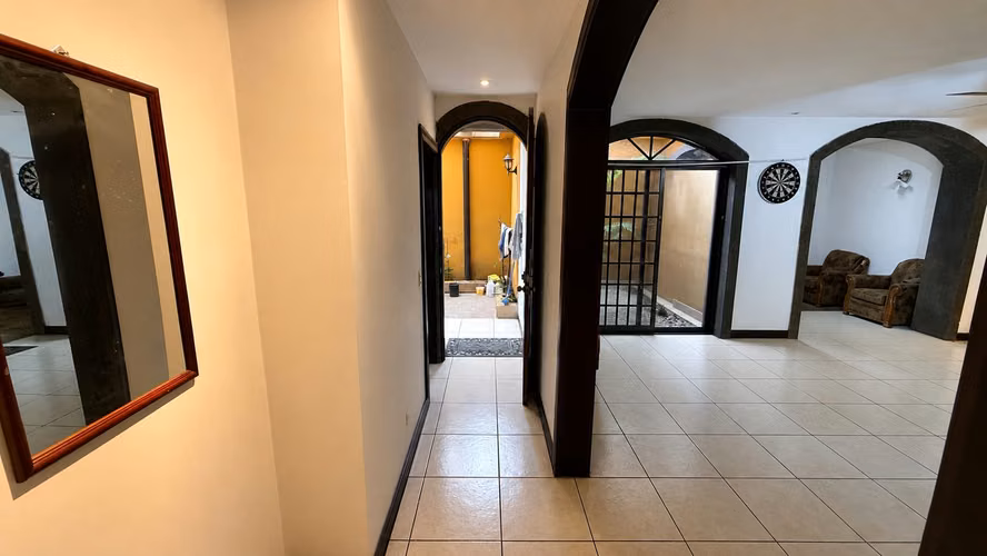 Casa de 3 habitaciones y jardín interior en Real Cariari - Imagen 5