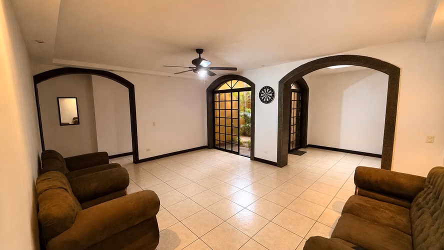 Casa de 3 habitaciones y jardín interior en Real Cariari - Imagen 2