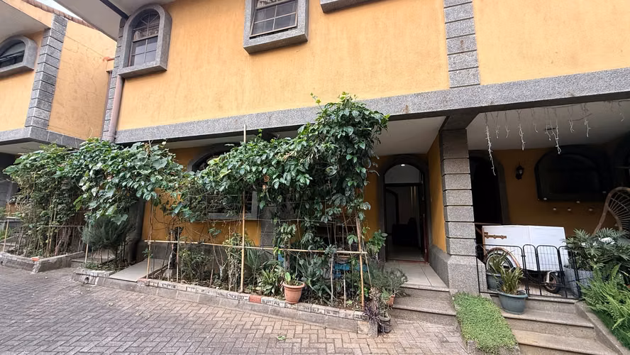 Casa de 3 habitaciones y jardín interior en Real Cariari