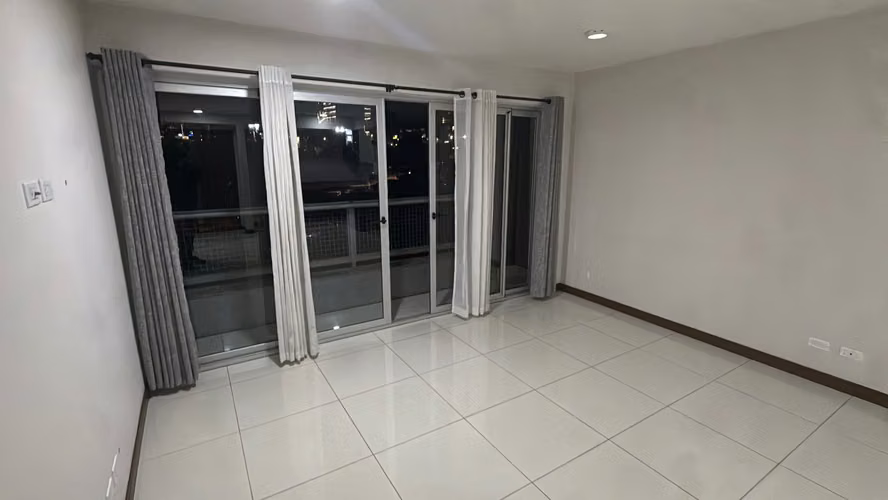 Apartamento con balcón y vista verde en Azenza, La Uruca - Imagen 2