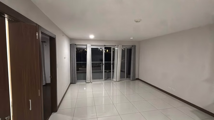 Apartamento con balcón y vista verde en Azenza, La Uruca - Imagen 9