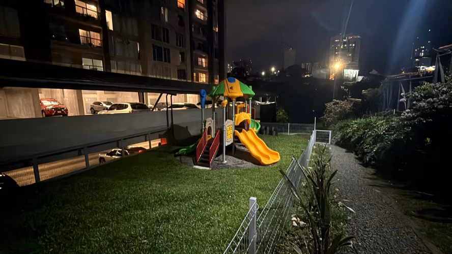 Apartamento con balcón y vista verde en Azenza, La Uruca - Imagen 18