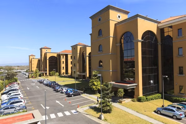 OFICINA REMODELADA DE 166 M2 EN FORUM 1 SANTA ANA !!! - Imagen 1