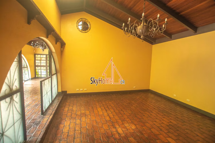 Alquiler / Casa / Curridabat / Cerca de Walmart / Una planta / Amplio jardín - Imagen 12