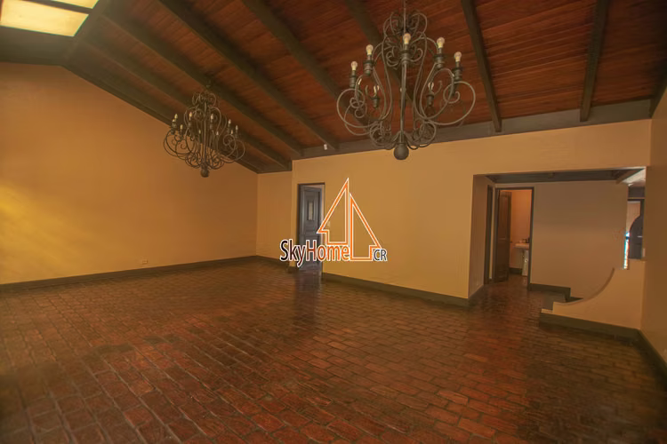 Alquiler / Casa / Curridabat / Cerca de Walmart / Una planta / Amplio jardín - Imagen 8