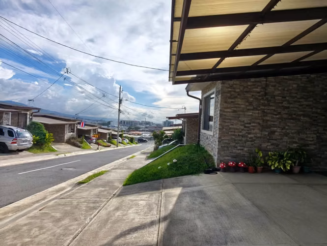 Venta de Casa de una planta con jardín y 2 parqueos bajo techo | San Francisco, Heredia