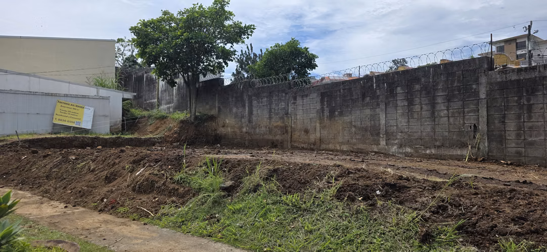 Lote comercial en venta en la entrada de Rivergrand
