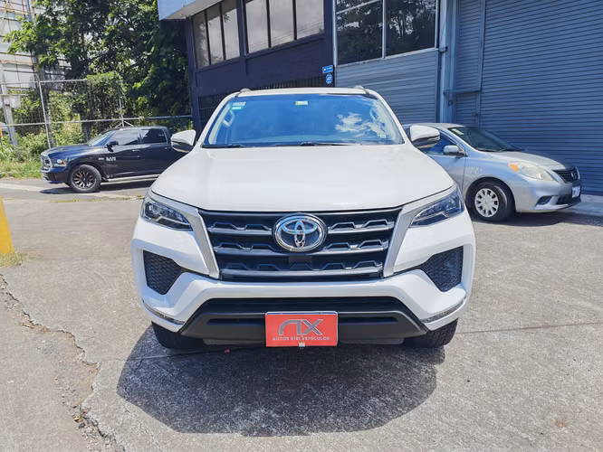 Toyota Fortuner 4x4 año 2024 - Imagen 2