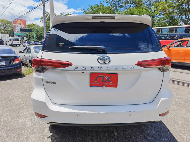 Toyota Fortuner 4x4 año 2024 - Imagen 4