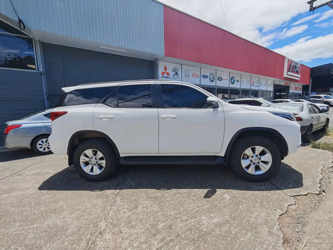 Toyota Fortuner 4x4 año 2024 - Imagen 3