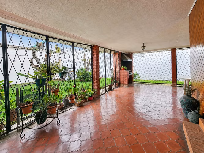 Casa en venta en La Uruca | Uso mixto ZMRC | 4 habitaciones | 3 parqueos
