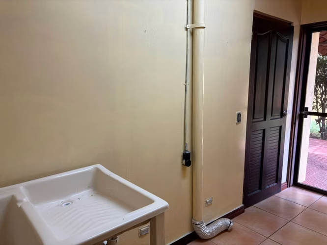 SE ALQUILA CASA DE 2 HABITACIONES EN CIUDAD COLON - MORA - Imagen 10
