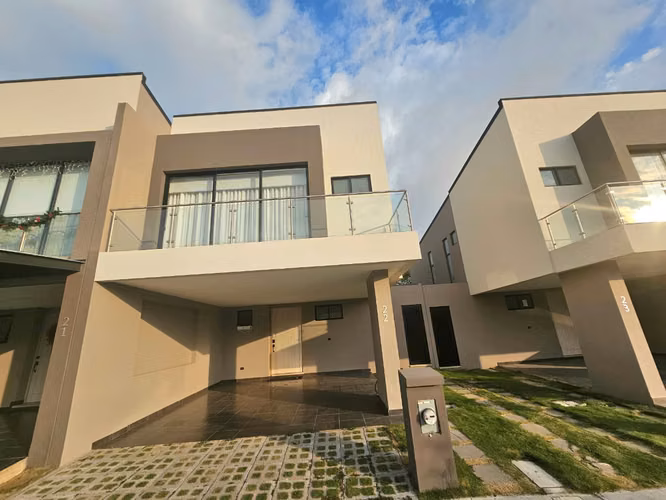 Alquiler de Casa - Lindora Santa Ana. - Imagen 1