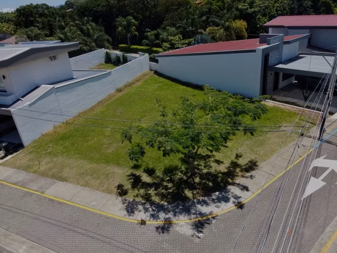 Lote Esquinero en Altabrisa Condo, Grecia – 328m², Construye un Sueño