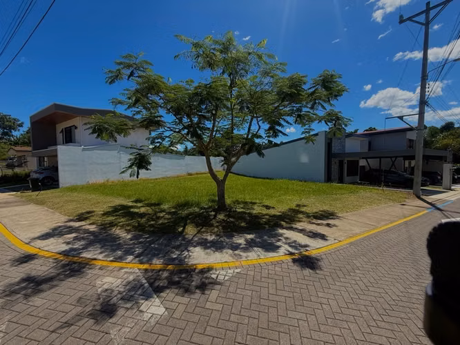 Lote Esquinero en Altabrisa Condo, Grecia – 328m², Construye un Sueño
