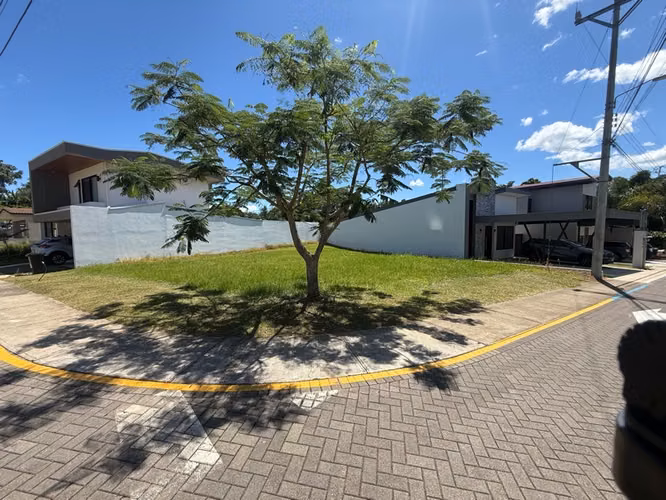 Lote Esquinero en Altabrisa Condo, Grecia – 328m², Construye un Sueño