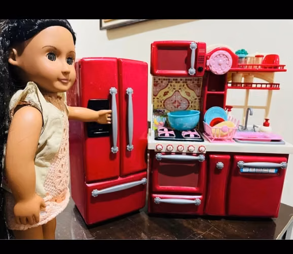 Muñeca Our Generation con Refrigeradora y Cocina