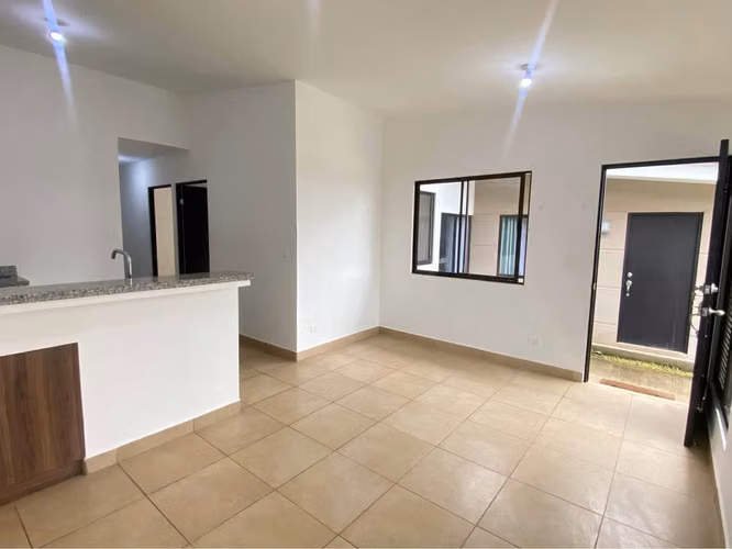 Casa en alquiler Alajuelita por pequeño mundo  385.000 
