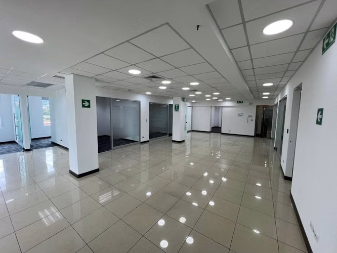 ALQUILER DE OFICINA EN EDIFICIO EN ESCAZU - Imagen 6