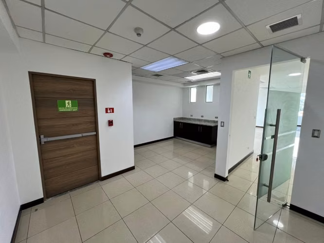 ALQUILER DE OFICINA EN EDIFICIO EN ESCAZU - Imagen 4