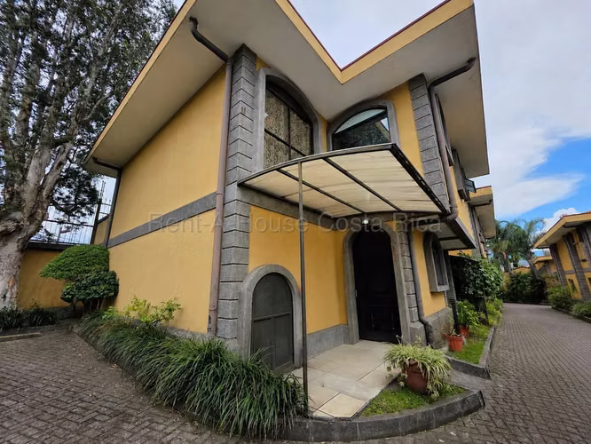 Venta de Casa con 4 habitaciones en en Real Cariari, Heredia