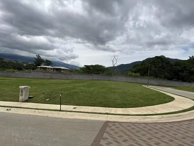 VENTA de lote esquinero en exclusivo Condominio Ayarco 385 - Imagen 2