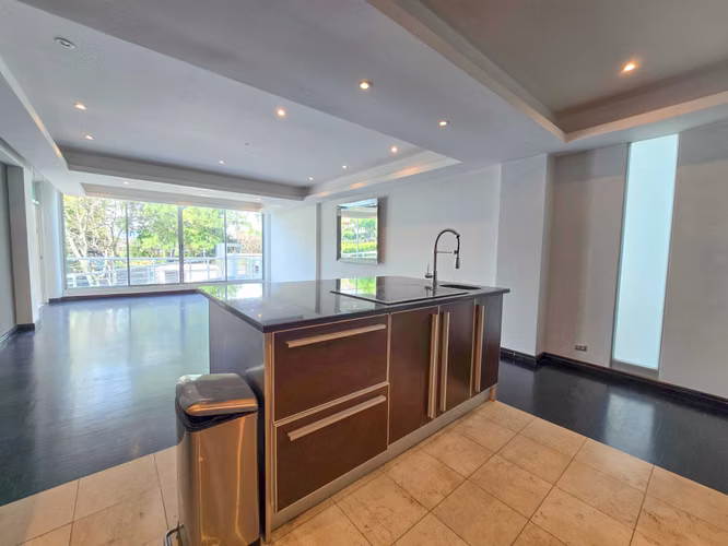 Apartamento en 1er nivel con terraza grande en Bello Horizonte Escazú - Imagen 5