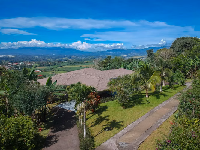  Casa con Piscina en Venta – Carrillo Alto de Poás, Alajuela EB 27-491