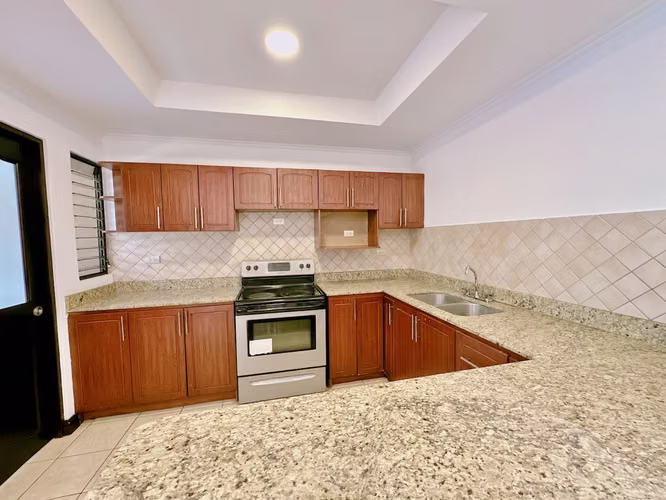 POZOS DE SANTA ANA: CASA EN ALQUILER DE 3 HAB EN CONDOMINIO CON LINEA BLANCA
