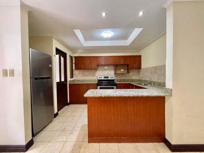 POZOS DE SANTA ANA: CASA EN ALQUILER DE 3 HAB EN CONDOMINIO