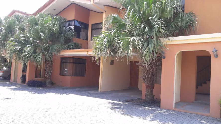 ALQUILER DE AMPLIO APARTAMENTO – RÍO DE SANTA ANA 2 HAB/ 2.5 BAÑOS 2P.