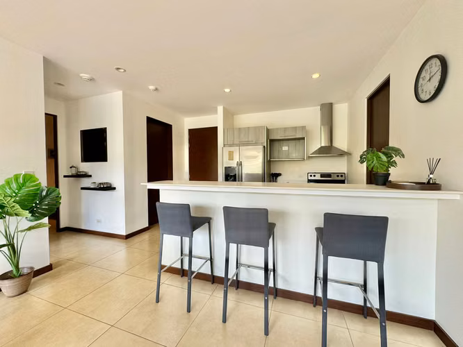 Apartamento amueblado dos dormitorios en Distrito 4 Escazú