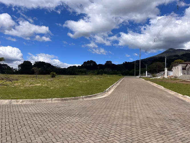 SE VENDE TERRENO DE MONTAÑA EN RESIDENCIAL, BIRRI, HEREDIA. - Imagen 2