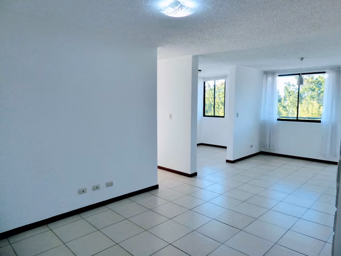 Amplio apartamento de 2 habitaciones en Condominio Bosque Real - Imagen 4