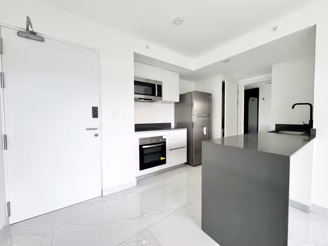 Lujoso apartamento con línea blanca muy poco uso - Imagen 3